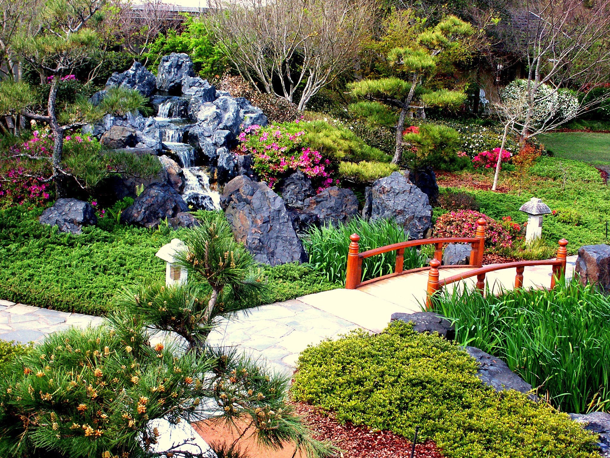 Gorgeously maintained, brightly coloured Oriental garden